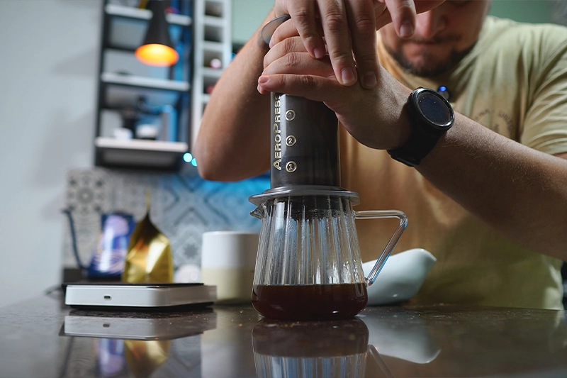 Barista preparando café na aeropress