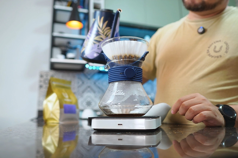 Preparando café no kalita