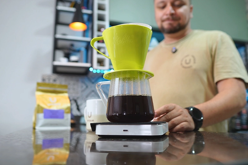 Servindo café no Melitta