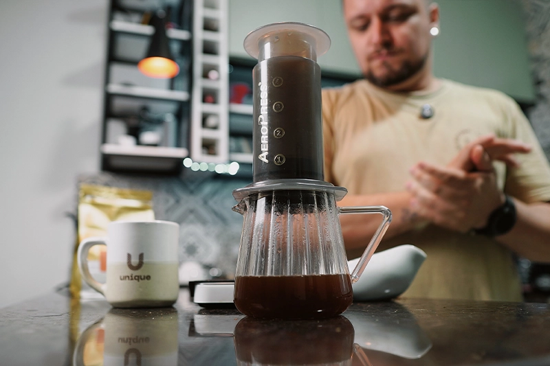 Preparando café no Aeropress