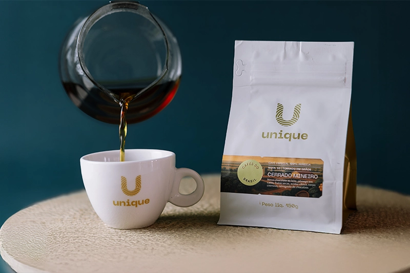Servindo café especial na xícara