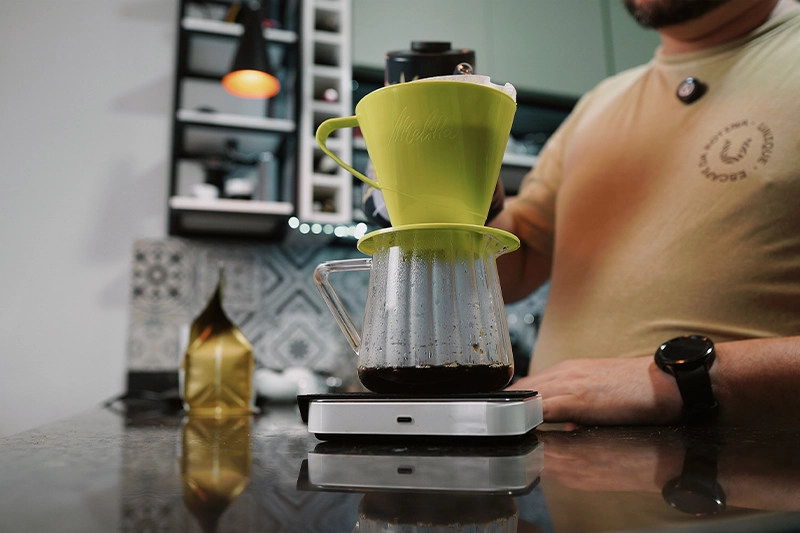 Servindo café no Melitta