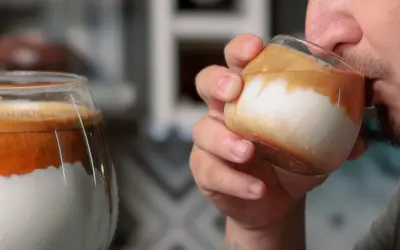 4 receitas de Dirty Coffee para fazer em casa ou na cafeteria