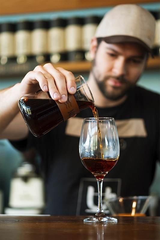 Baristas em balcão da cafeteria